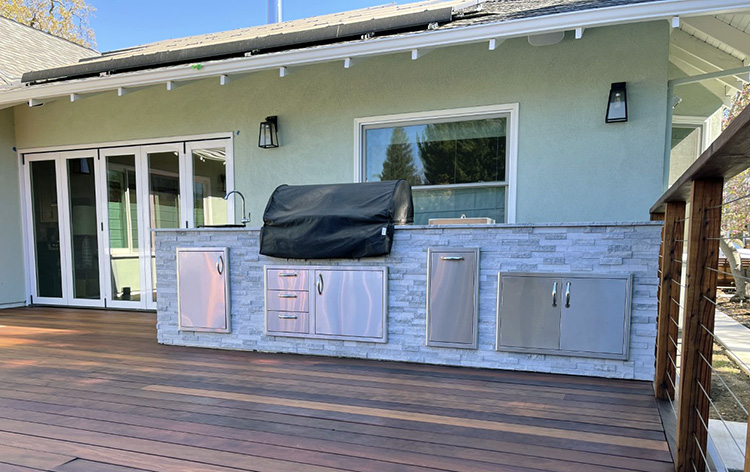 Custom deck with outdoor kitchen built by Jack Cannon and Lynstar in Menlo Park